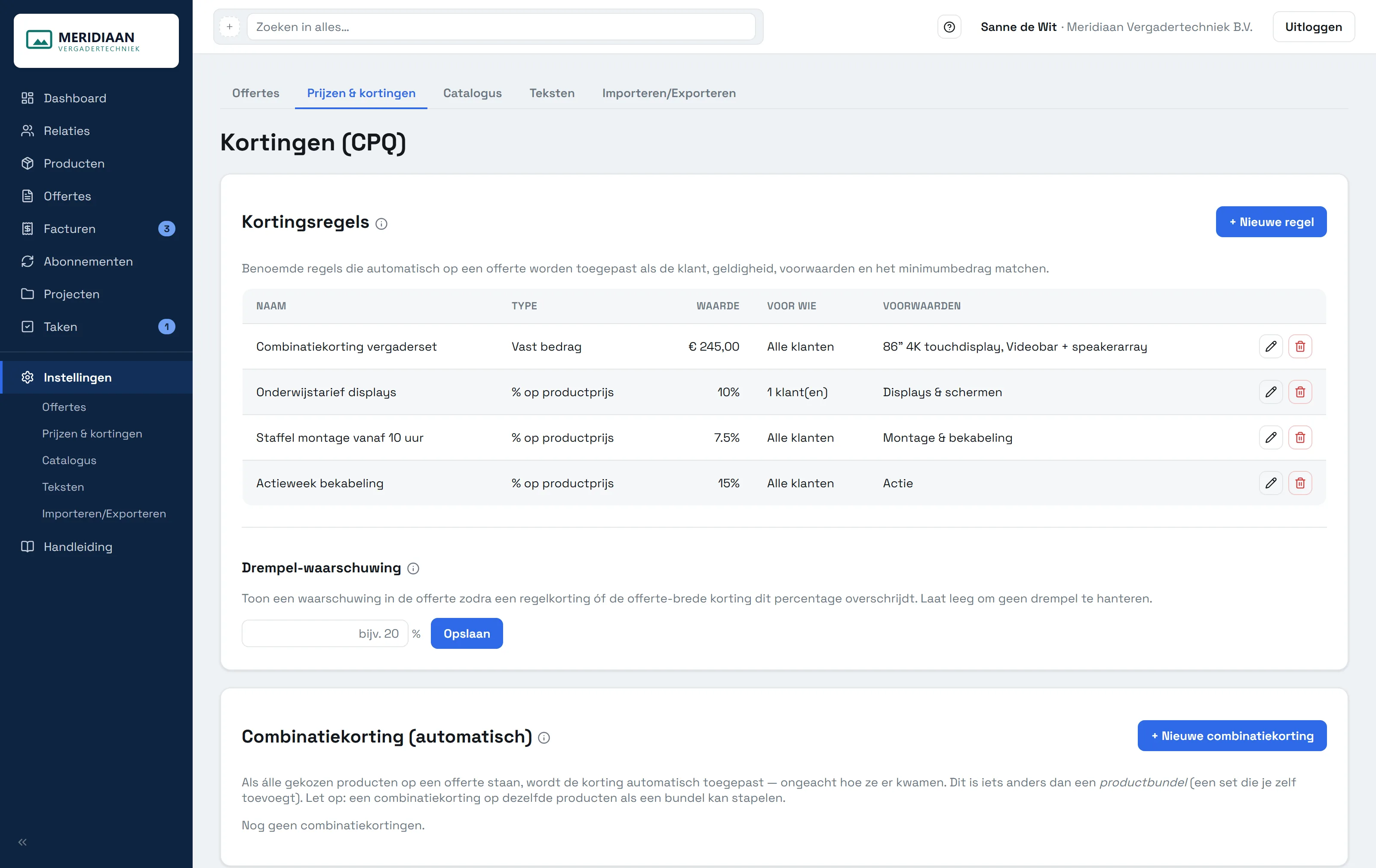 Het scherm Kortingen in smedr met vier kortingsregels: een vast bedrag als combinatiekorting, een percentage voor één klant, een staffel vanaf tien uur en een actiekorting op een label, plus de instelling voor de drempelwaarschuwing